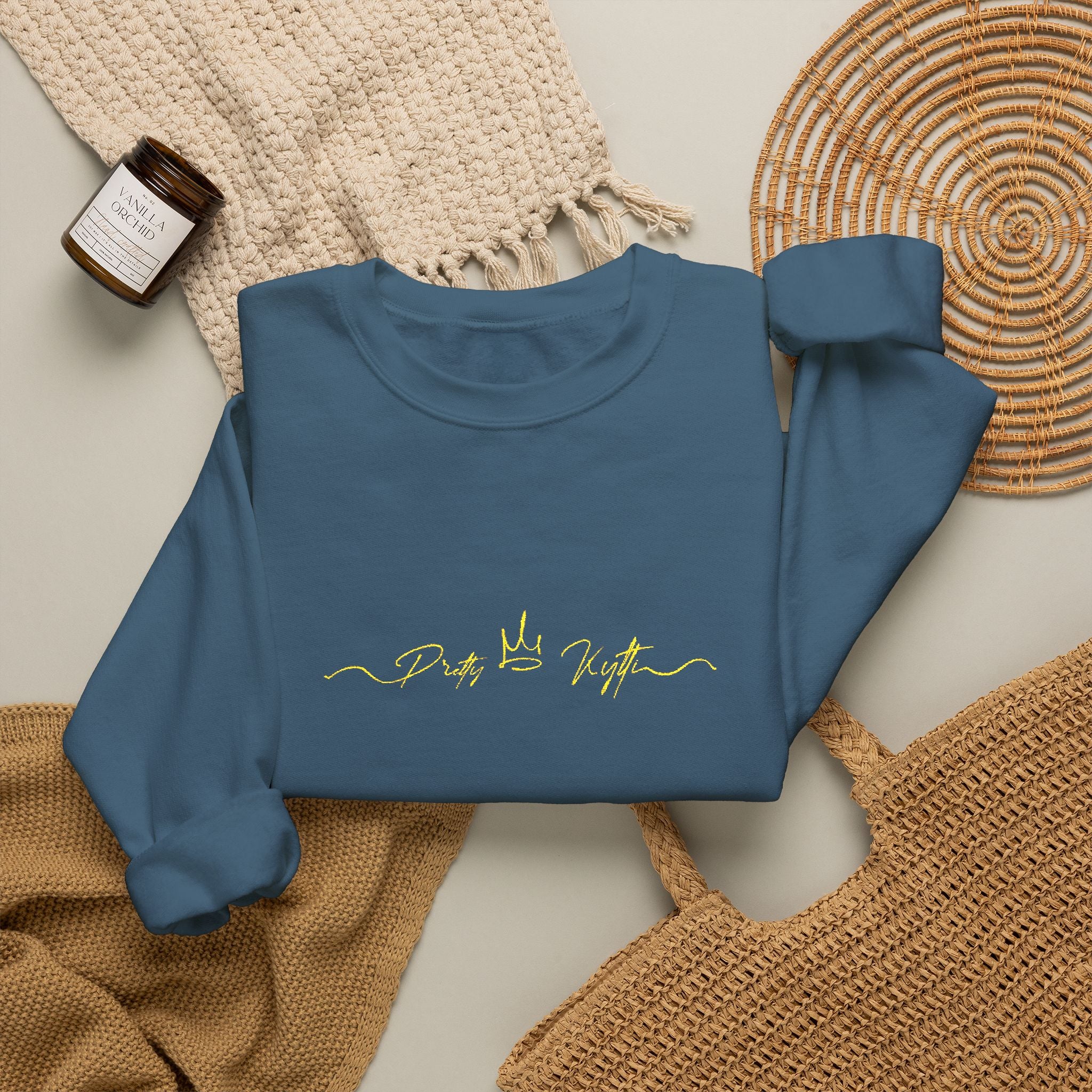 Pretty Kytti  Crewneck Sweatshirt with Gold Design | Cozy Layer for Every Season, Perfect Gift for Friends, Family & Celebrations