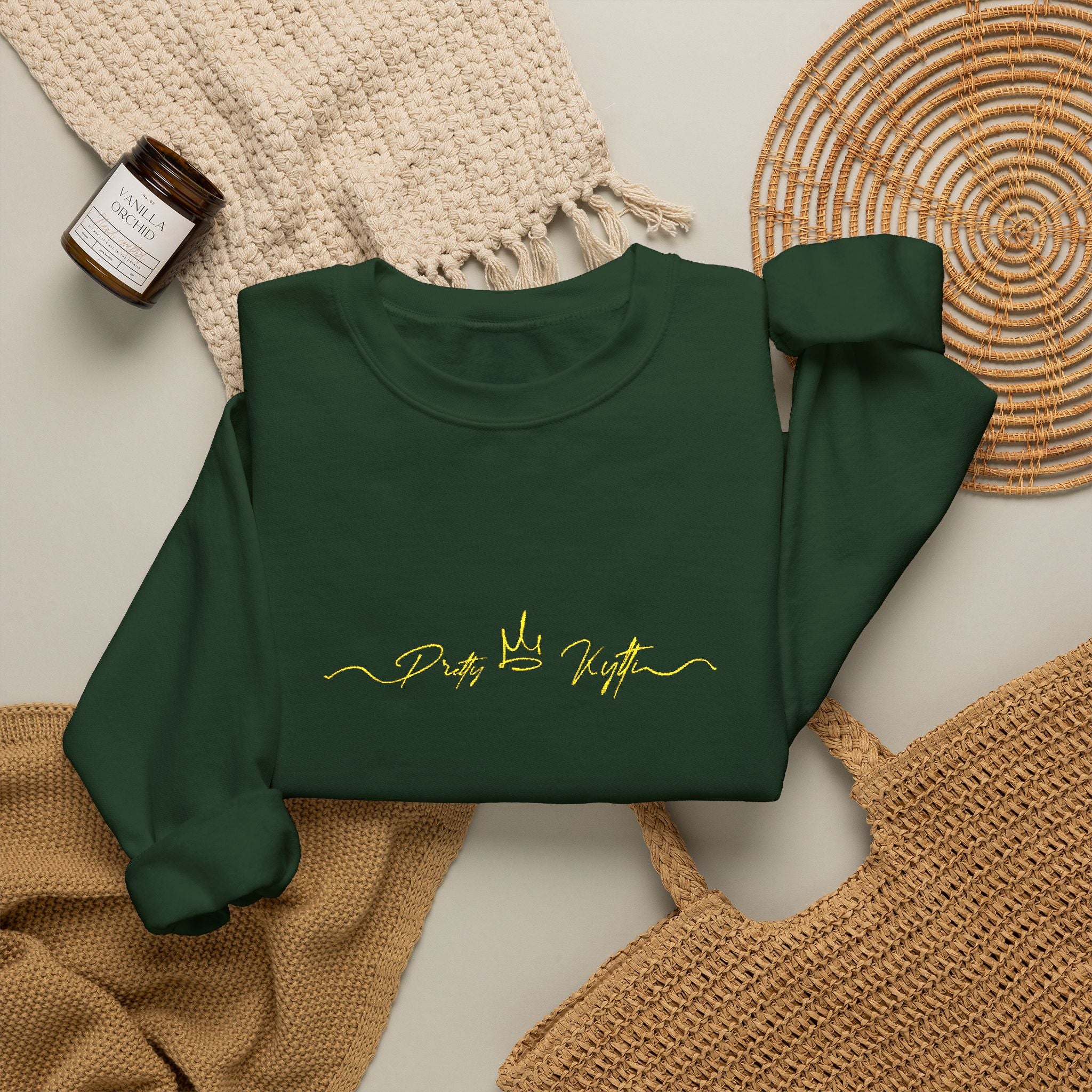 Pretty Kytti  Crewneck Sweatshirt with Gold Design | Cozy Layer for Every Season, Perfect Gift for Friends, Family & Celebrations